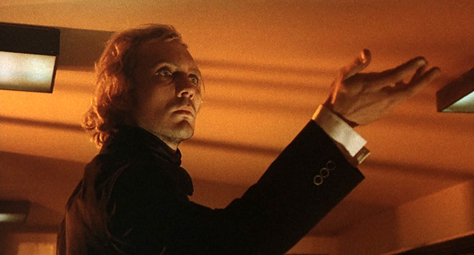 Tre passi nel delirio con Camilla Cederna